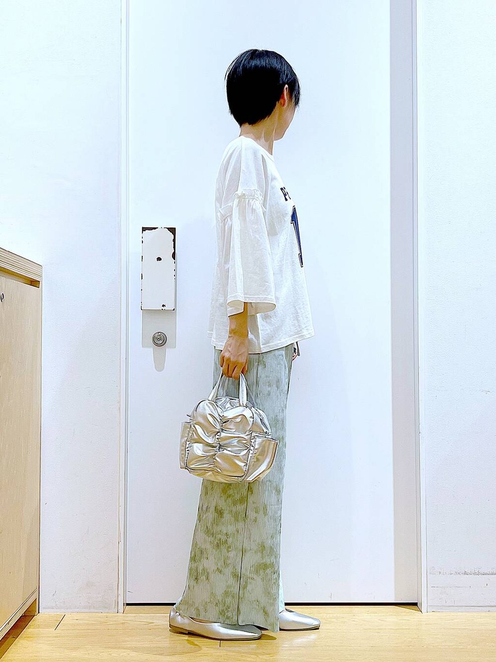 シルバー系のパンプス、その他のショルダーバッグ、グリーン系のその他パンツを着用したレディースの春コーディネートの4枚目の写真