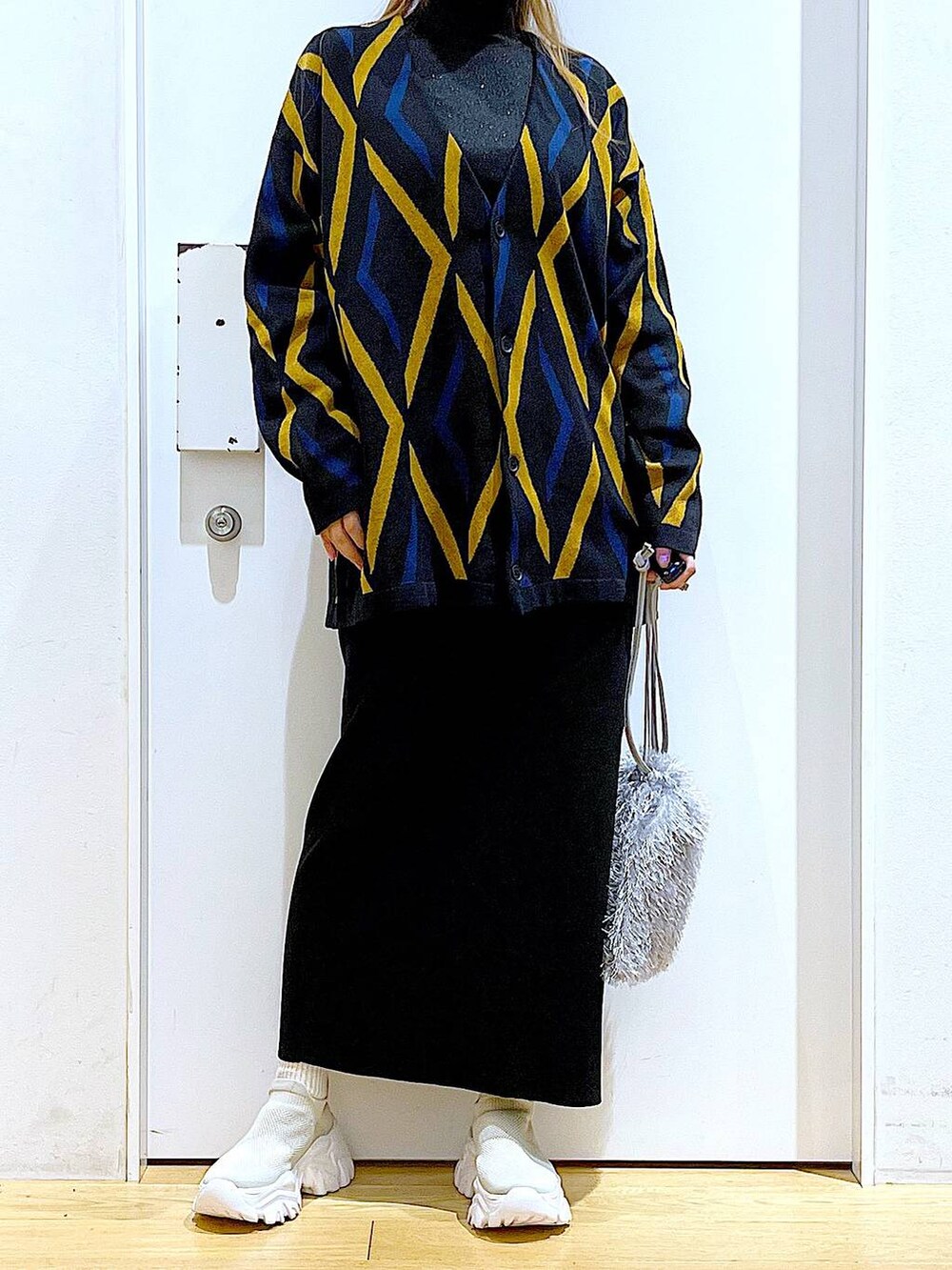 ブラック系のTシャツ/カットソー、ブラック系のカーディガン/ボレロ、ベージュ系のスニーカーを着用したレディースの春コーディネートの6枚目の写真