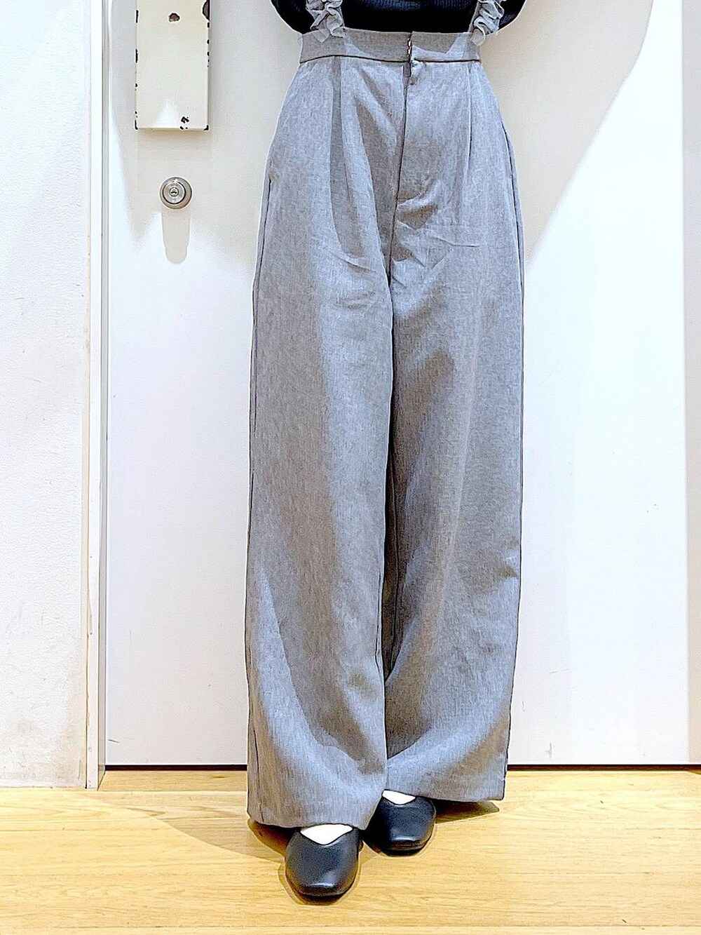 ブラック系のパンプス、ブラック系のTシャツ/カットソー、グレー系のその他パンツを着用したレディースの夏コーディネートの8枚目の写真