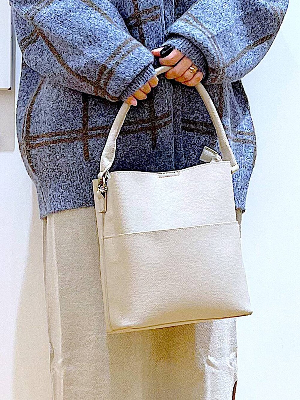 ブルー系のカーディガン/ボレロ、グレー系のショルダーバッグ、グレー系のスカートを着用したレディースの冬コーディネートの9枚目の写真