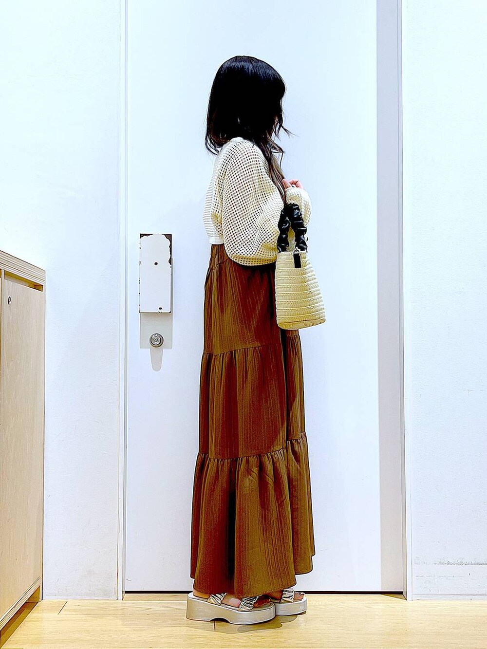 シルバー系のサンダル、ホワイト系のショルダーバッグ、ホワイト系のカーディガン/ボレロを着用したレディースの夏コーディネートの4枚目の写真