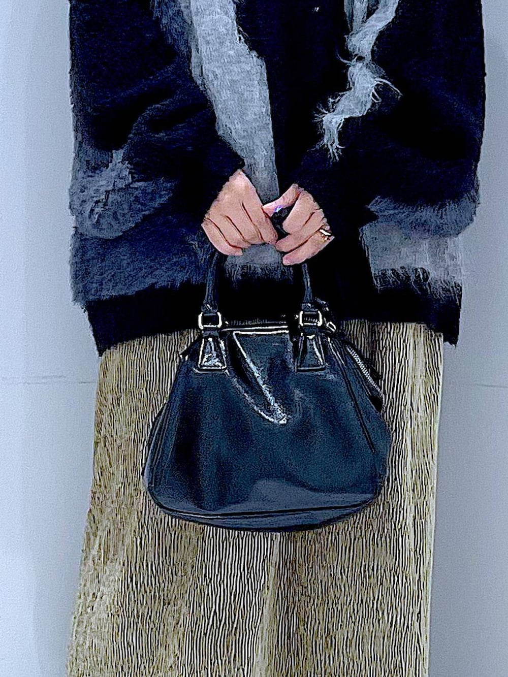 グレー系のニット/セーター、ブラック系のブーツ、ブラック系のショルダーバッグを着用したレディースの冬コーディネートの9枚目の写真