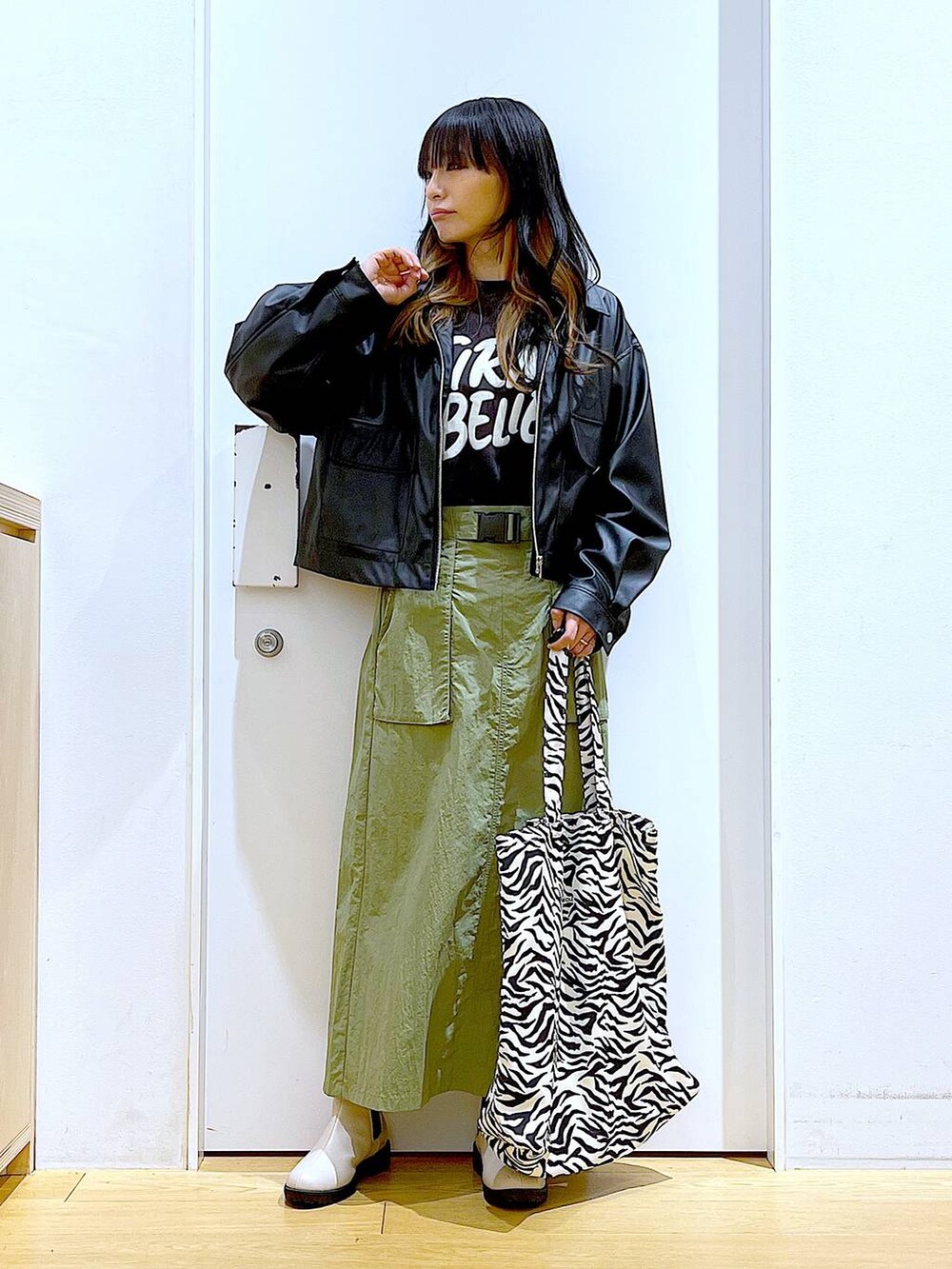 ブラック系のブルゾン、グレー系のスウェット、ベージュ系のブーツを着用したレディースの春コーディネートの2枚目の写真