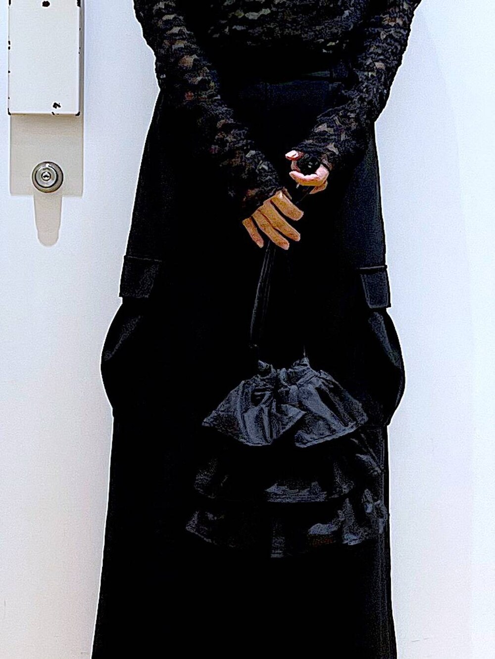 ブラック系のショルダーバッグ、ブラック系のパンプス、ブラック系のスカートを着用したレディースの春コーディネートの9枚目の写真