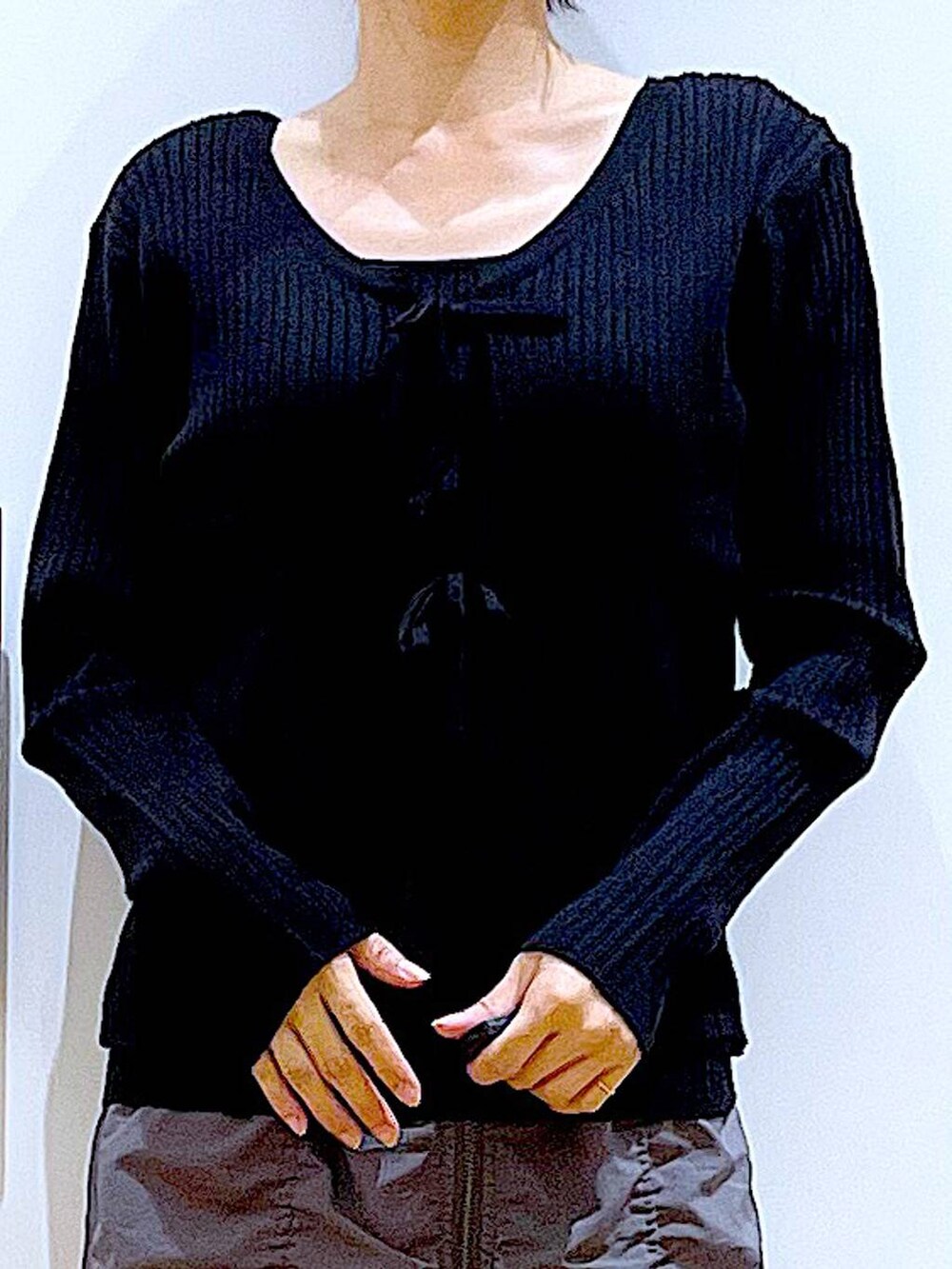 ブラック系のパンプス、ブラック系のカーディガン/ボレロ、グレー系のショルダーバッグを着用したレディースの秋コーディネートの7枚目の写真