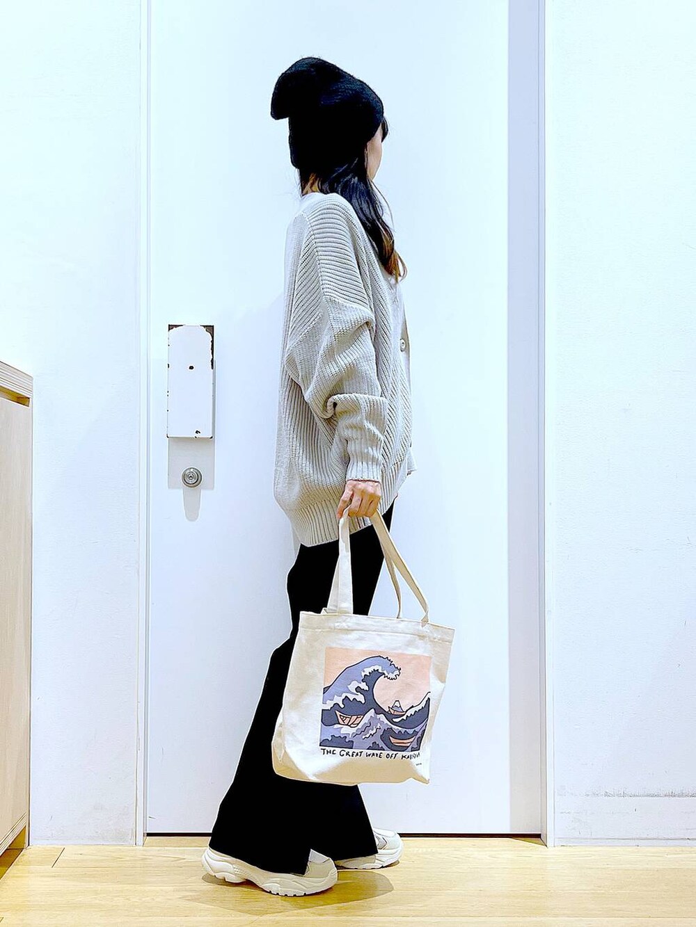 その他のトートバッグ、ブルー系のTシャツ/カットソー、グレー系のカーディガン/ボレロを着用したレディースの冬コーディネートの4枚目の写真