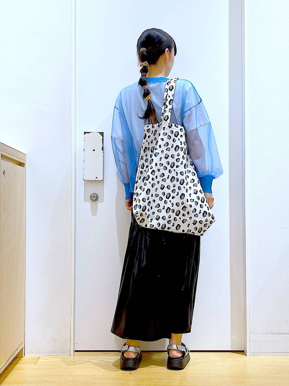 シルバー系のサンダル、ブルー系のカーディガン/ボレロ、ホワイト系のトートバッグを着用したレディースの夏コーディネートの5枚目の写真