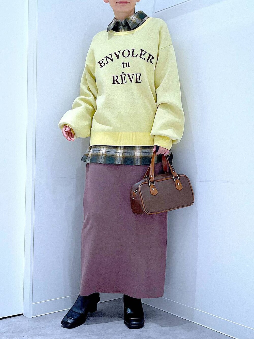 ブラック系のブーツ、グリーン系のシャツ/ブラウス、ブラウン系のショルダーバッグを着用したレディースの冬コーディネートの6枚目の写真