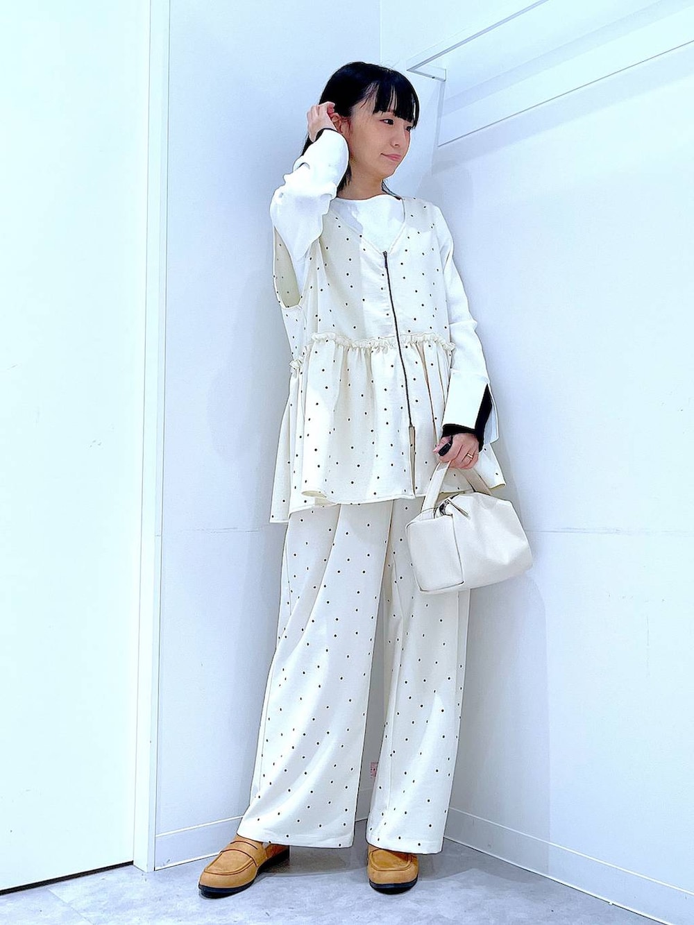その他のその他パンツ、ホワイト系のショルダーバッグ、ホワイト系のニット/セーターを着用したレディースの春コーディネートの2枚目の写真