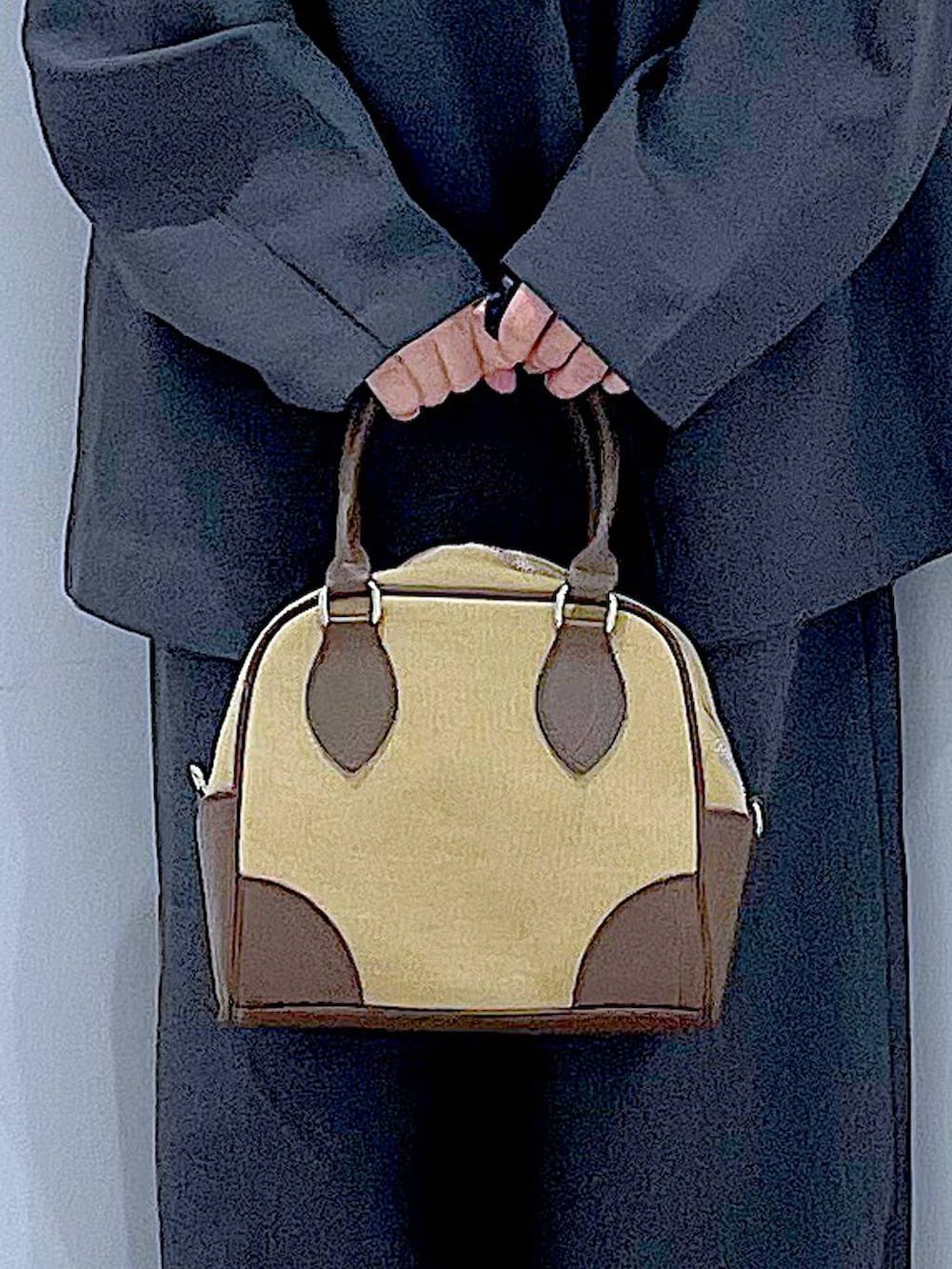 ブラック系のローファー、ベージュ系のハンドバッグ、グレー系のテーラードジャケットを着用したレディースの秋コーディネートの9枚目の写真