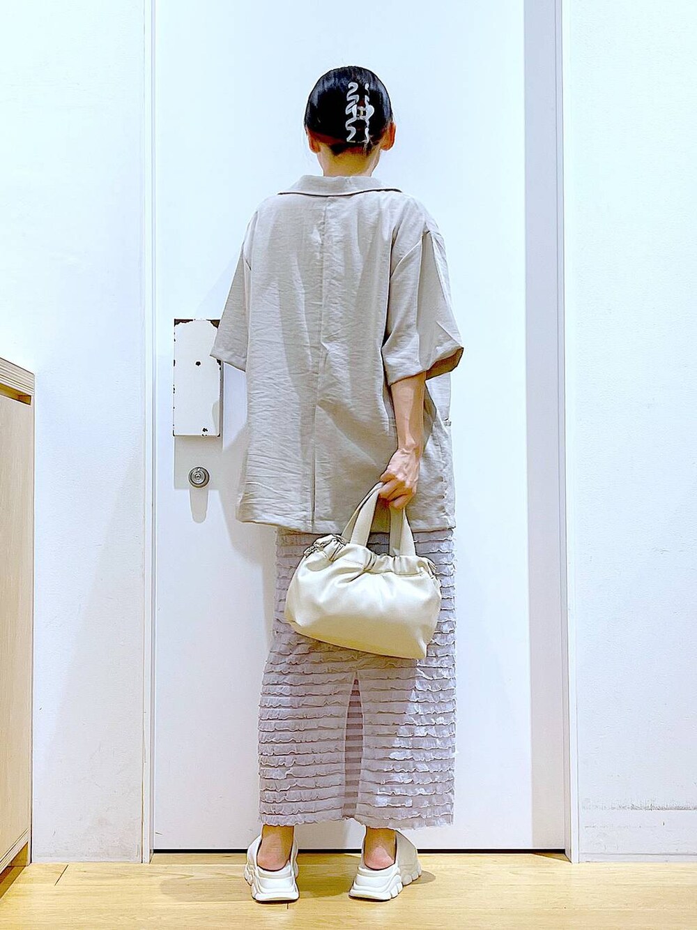 ホワイト系のサンダル、ホワイト系のショルダーバッグ、ホワイト系のTシャツ/カットソーを着用したレディースの夏コーディネートの5枚目の写真