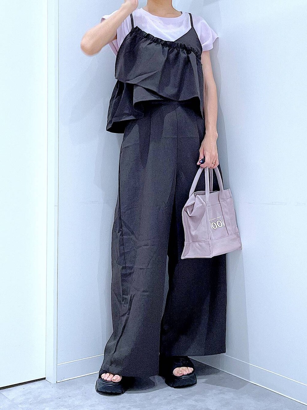 ブラック系のスニーカー、ブラック系のつなぎ/オールインワン、パープル系のTシャツ/カットソーを着用したレディースの秋コーディネートの6枚目の写真