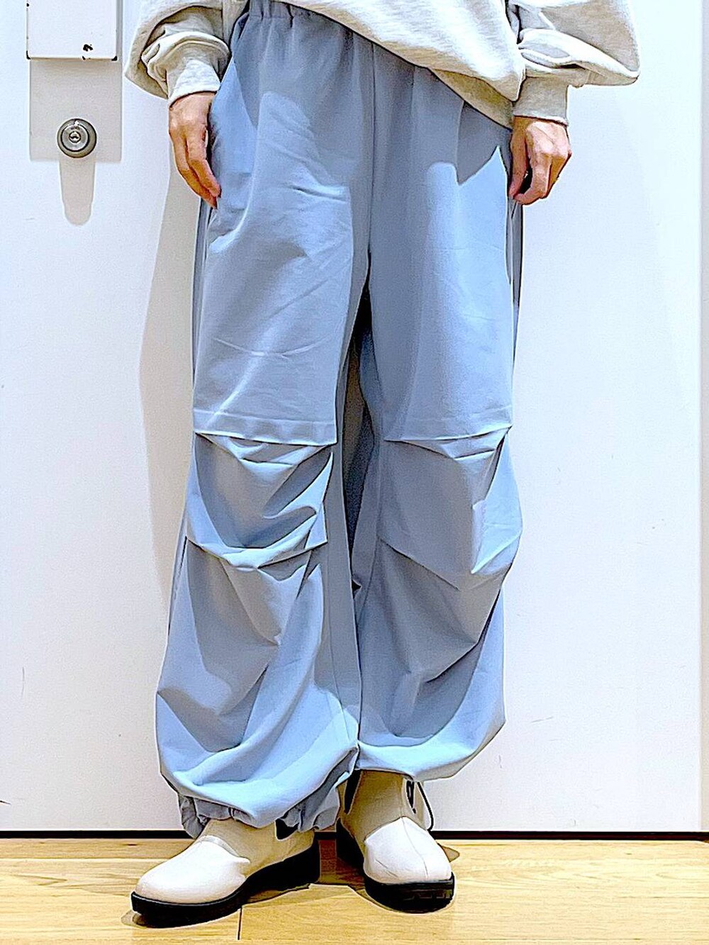 ブルー系のその他パンツ、ベージュ系のスウェット、ベージュ系のブーツを着用したレディースの春コーディネートの8枚目の写真