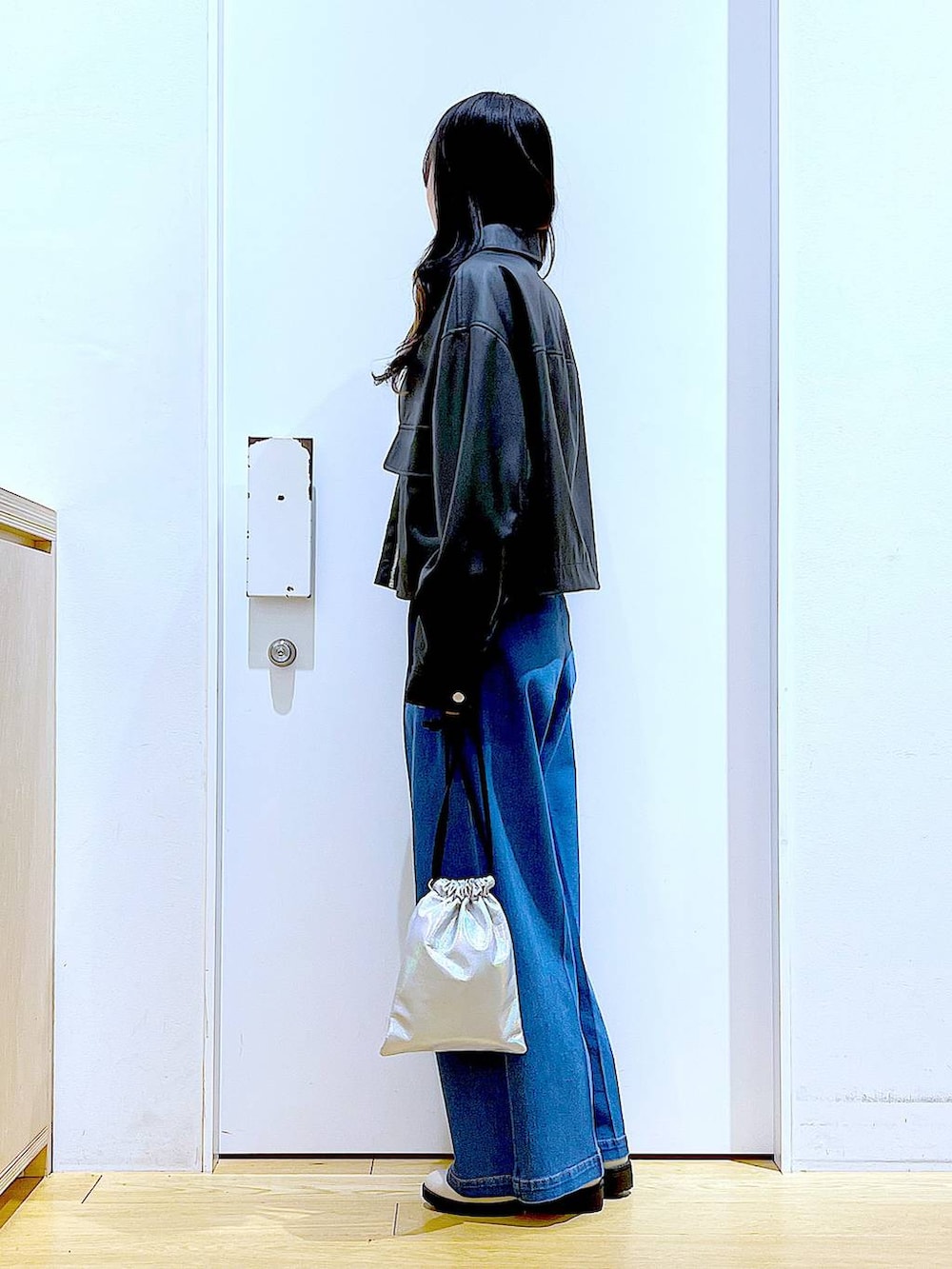 ブラック系のブルゾン、ブルー系のデニムパンツ、その他のニット/セーターを着用したレディースの冬コーディネートの3枚目の写真
