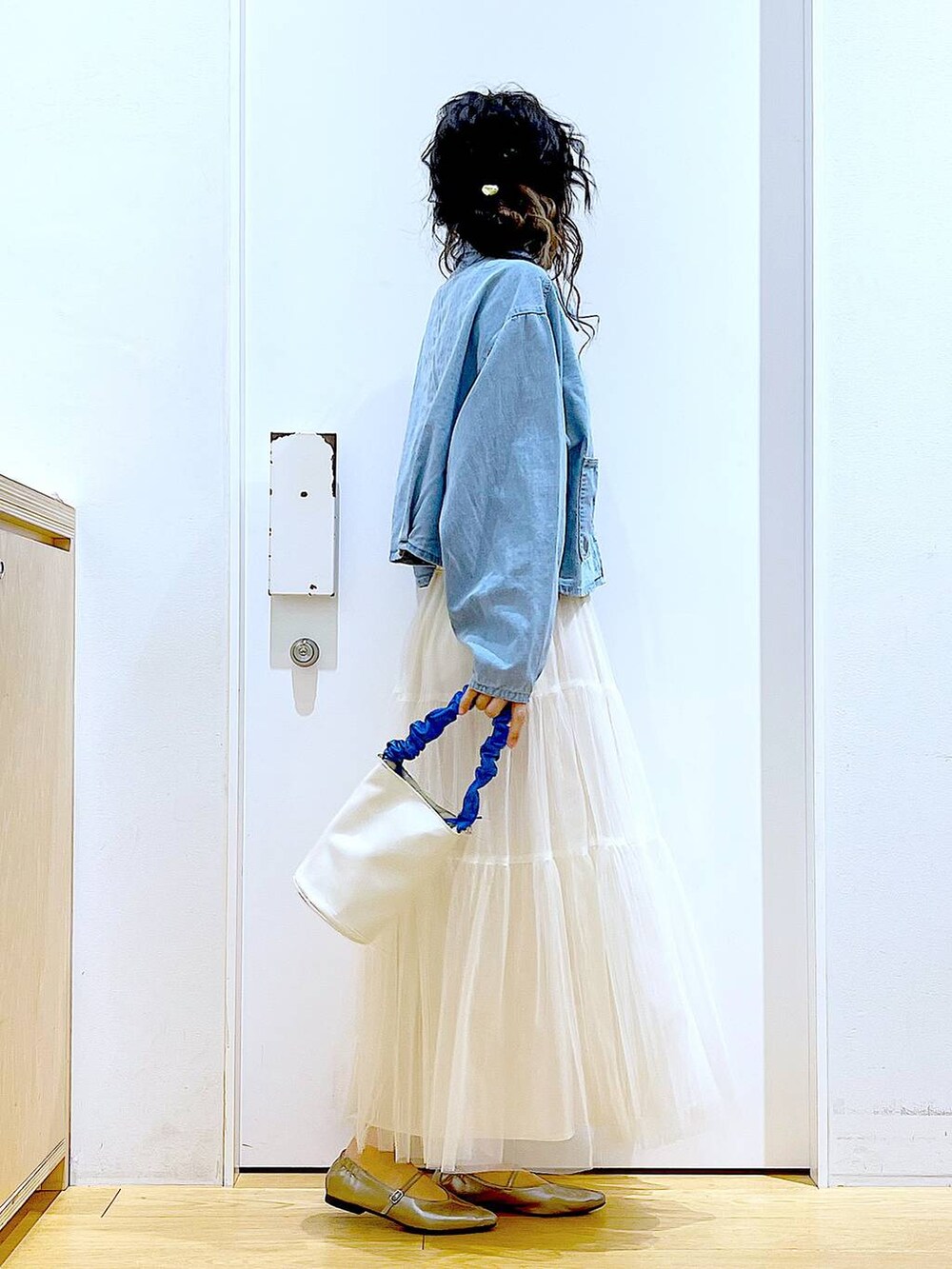 ブルー系のショルダーバッグ、ブルー系のデニムジャケット、その他のパンプスを着用したレディースの春コーディネートの4枚目の写真