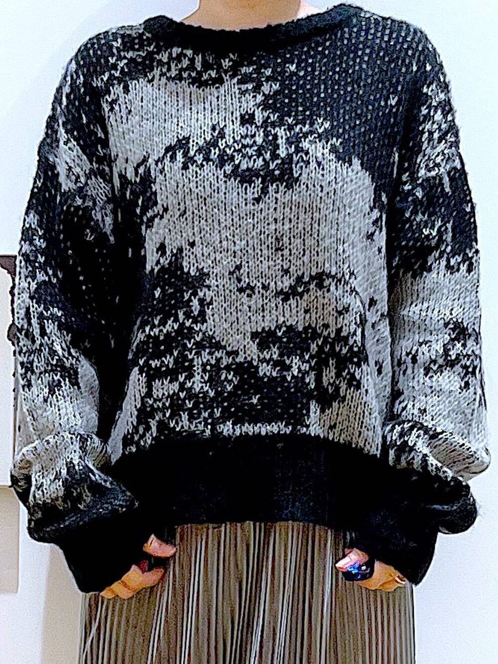 ブラック系のショルダーバッグ、グレー系のスカート、ブラック系のブーツを着用したレディースの冬コーディネートの7枚目の写真