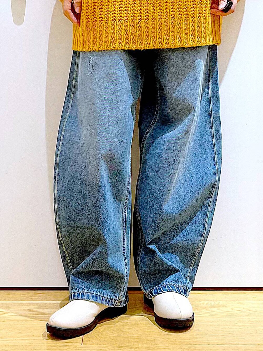 ベージュ系のブーツ、その他のショルダーバッグ、ブルー系のデニムパンツを着用したレディースの冬コーディネートの8枚目の写真