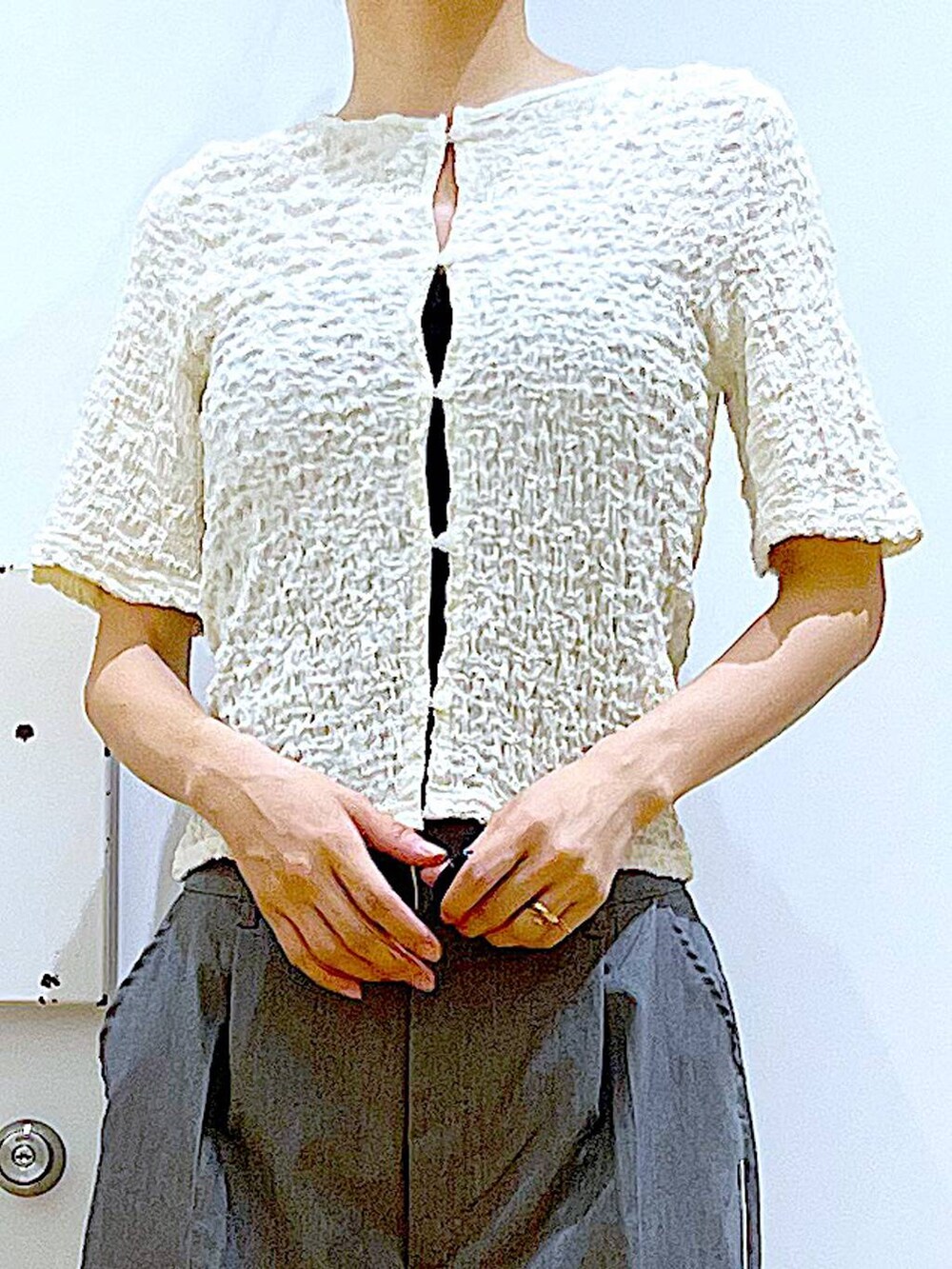 ホワイト系のサンダル、ベージュ系のショルダーバッグ、ホワイト系のカーディガン/ボレロを着用したレディースの夏コーディネートの7枚目の写真