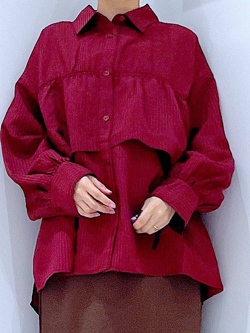 レッド系のシャツ/ブラウス、ブラウン系のスカート、ブラウン系のその他シューズを着用したレディースの秋コーディネートの7枚目の写真