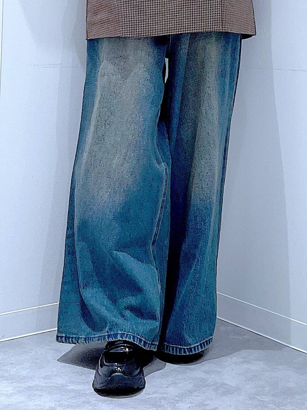 ブラック系のローファー、ブルー系のショルダーバッグ、ブルー系のデニムパンツを着用したレディースの秋コーディネートの8枚目の写真