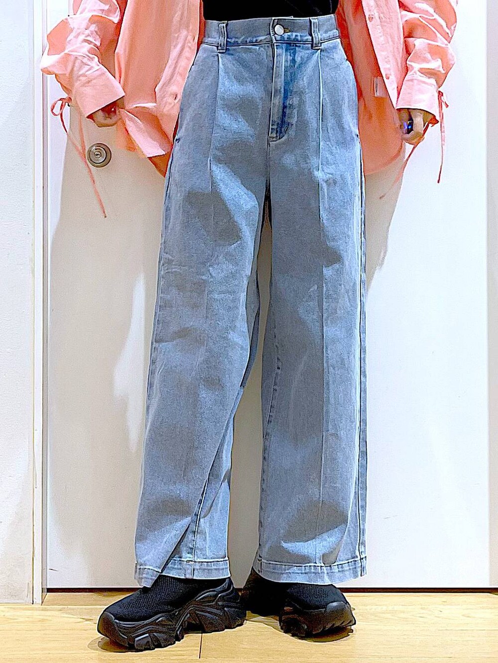 ブルー系のデニムパンツ、ホワイト系のトートバッグ、ピンク系のシャツ/ブラウスを着用したレディースの春コーディネートの8枚目の写真