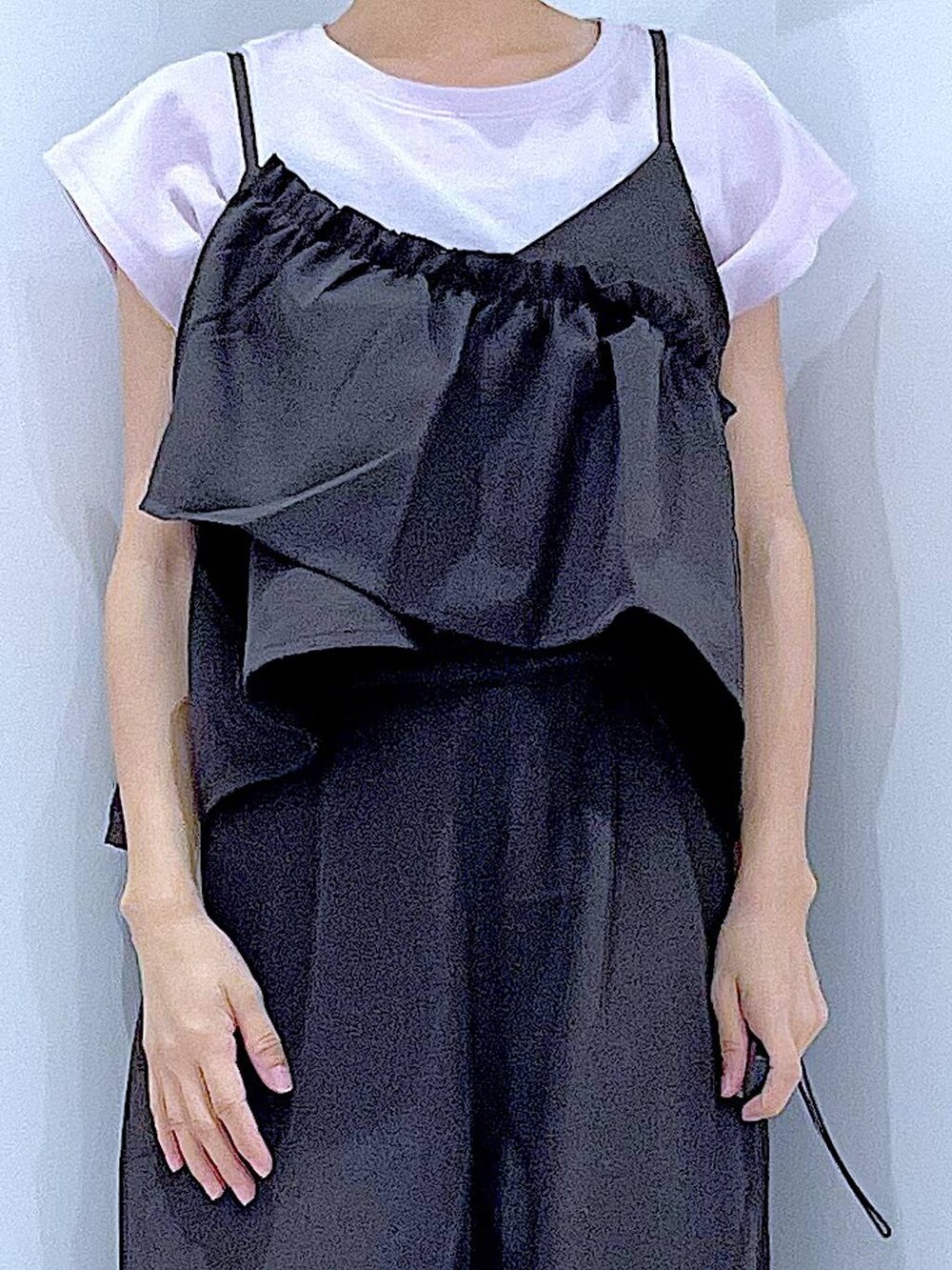 ブラック系のスニーカー、ブラック系のつなぎ/オールインワン、パープル系のTシャツ/カットソーを着用したレディースの秋コーディネートの7枚目の写真