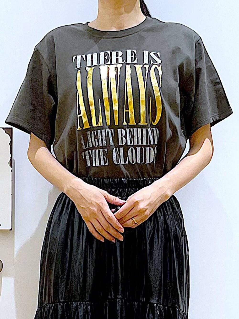 ホワイト系のショルダーバッグ、ブラック系のスリッポン、グレー系のTシャツ/カットソーを着用したレディースの夏コーディネートの7枚目の写真