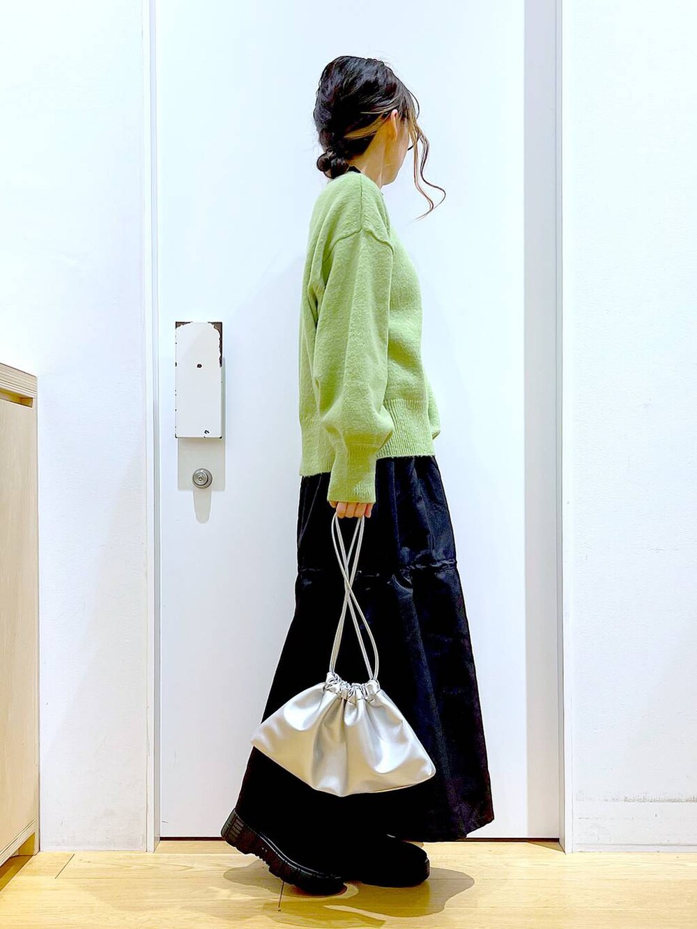 ブラック系のTシャツ/カットソー、シルバー系のショルダーバッグ、ブラック系のブーツを着用したレディースの冬コーディネートの4枚目の写真