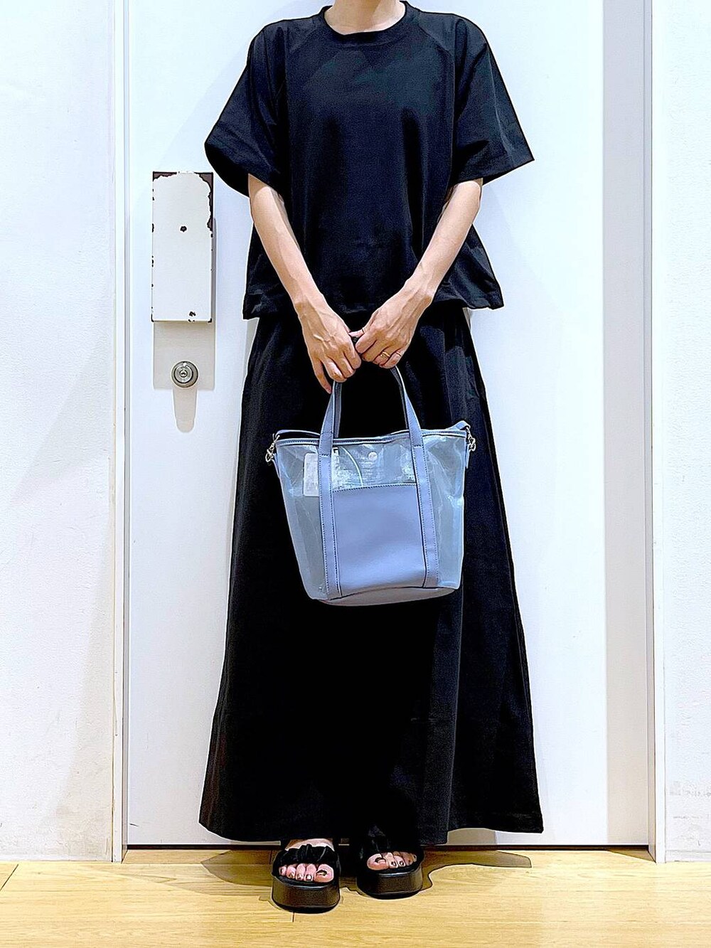 ブラック系のサンダル、ブラック系のTシャツ/カットソー、ブラック系のスカートを着用したレディースの夏コーディネートの6枚目の写真