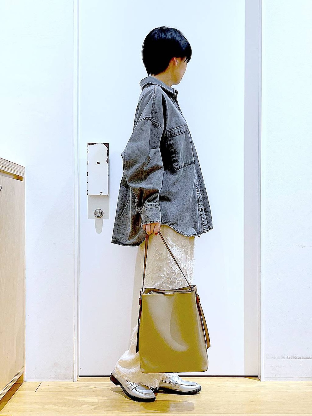 シルバー系のローファー、グレー系のシャツ/ブラウス、ベージュ系のショルダーバッグを着用したレディースの春コーディネートの4枚目の写真