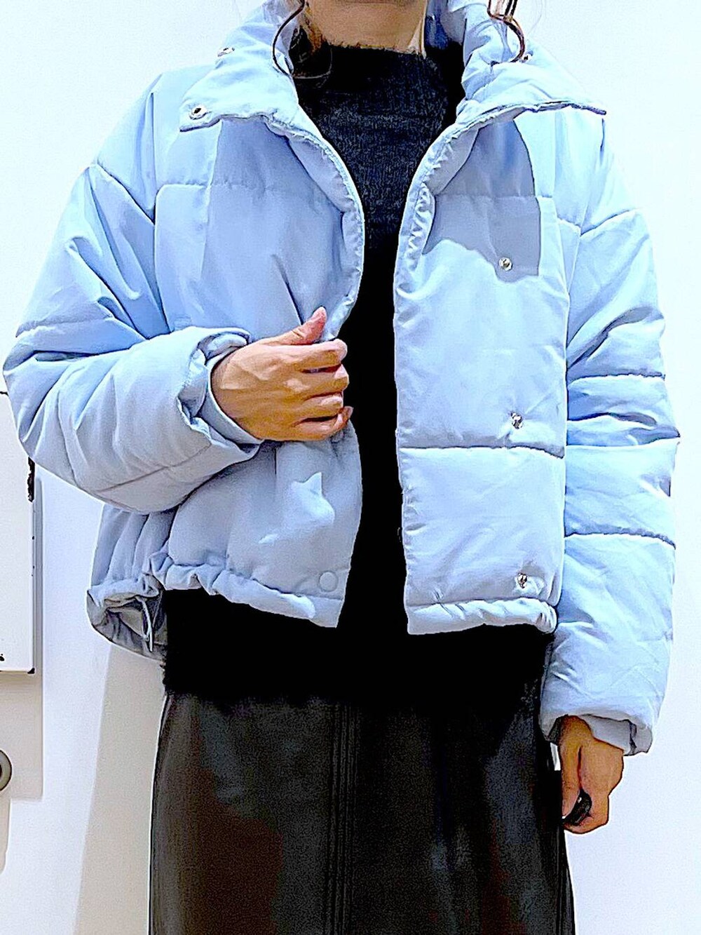 ブラック系のブーツ、シルバー系のショルダーバッグ、ブルー系のナイロンジャケットを着用したレディースの冬コーディネートの7枚目の写真