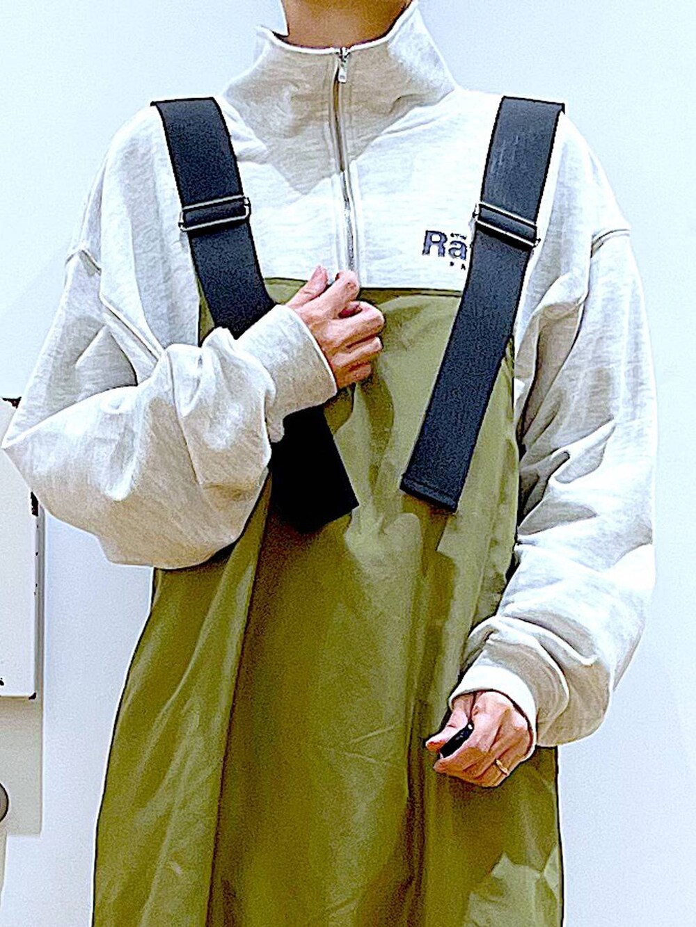 ベージュ系のスウェット、ベージュ系のスニーカー、シルバー系のショルダーバッグを着用したレディースの春コーディネートの7枚目の写真