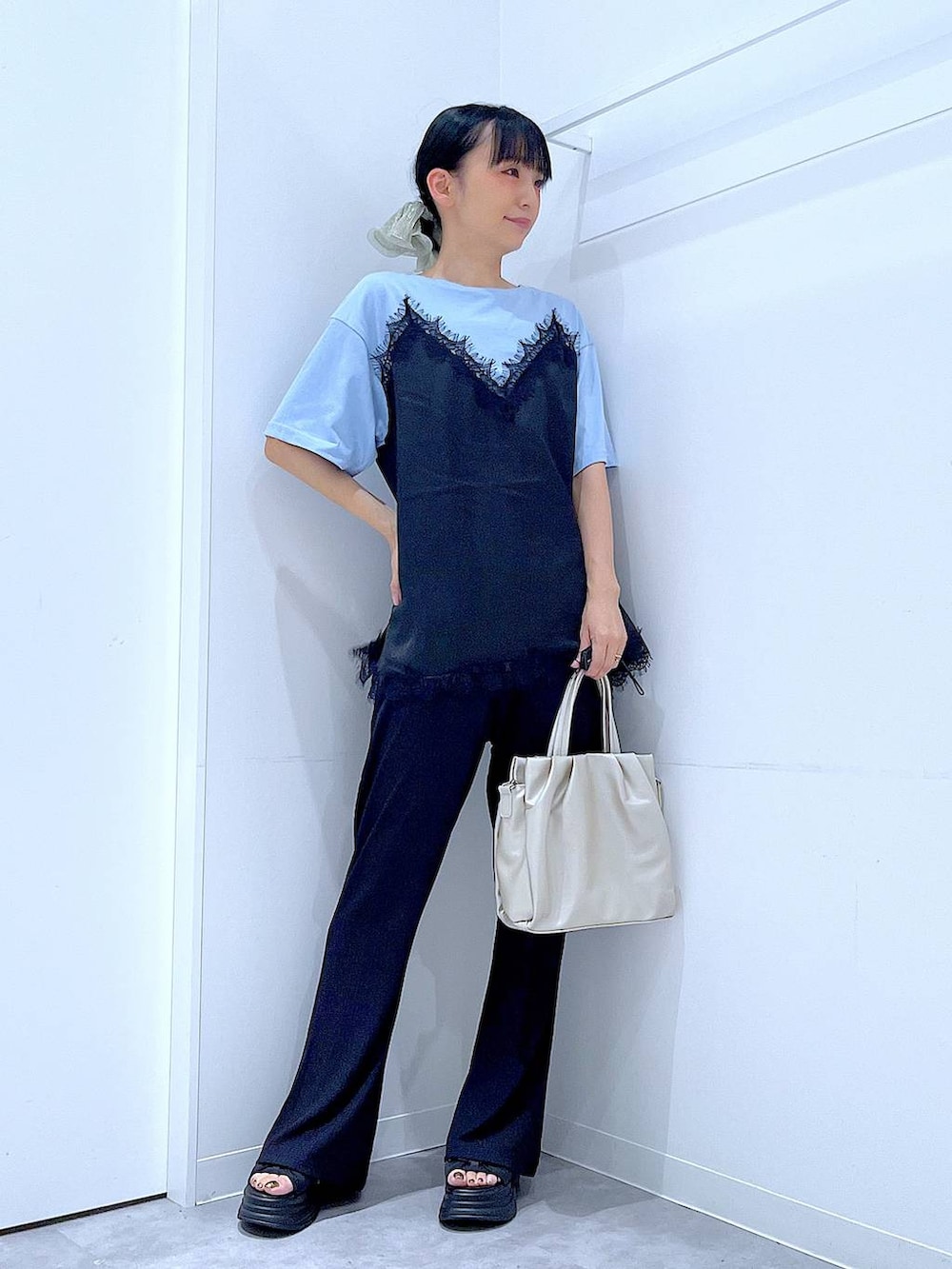 ブルー系のTシャツ/カットソー、ブラック系のその他パンツ、ブラック系のサンダルを着用したレディースの夏コーディネートの2枚目の写真