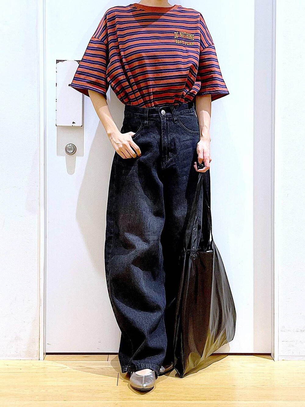 ブラック系のトートバッグ、その他のパンプス、ブラック系のデニムパンツを着用したレディースの夏コーディネートの6枚目の写真