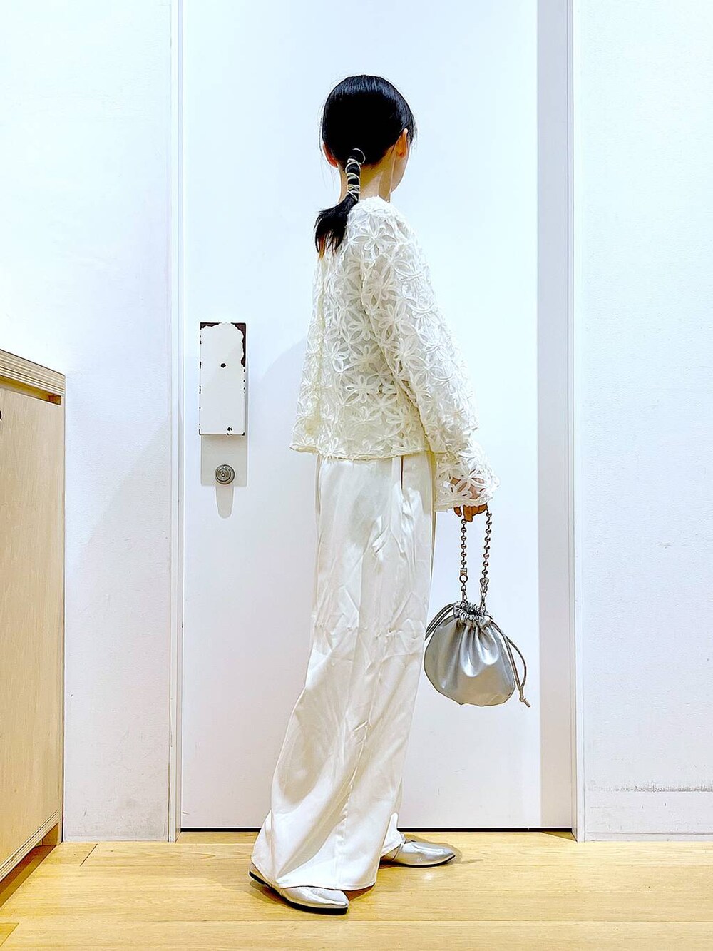 シルバー系のショルダーバッグ、ホワイト系のその他パンツ、シルバー系のパンプスを着用したレディースの秋コーディネートの4枚目の写真