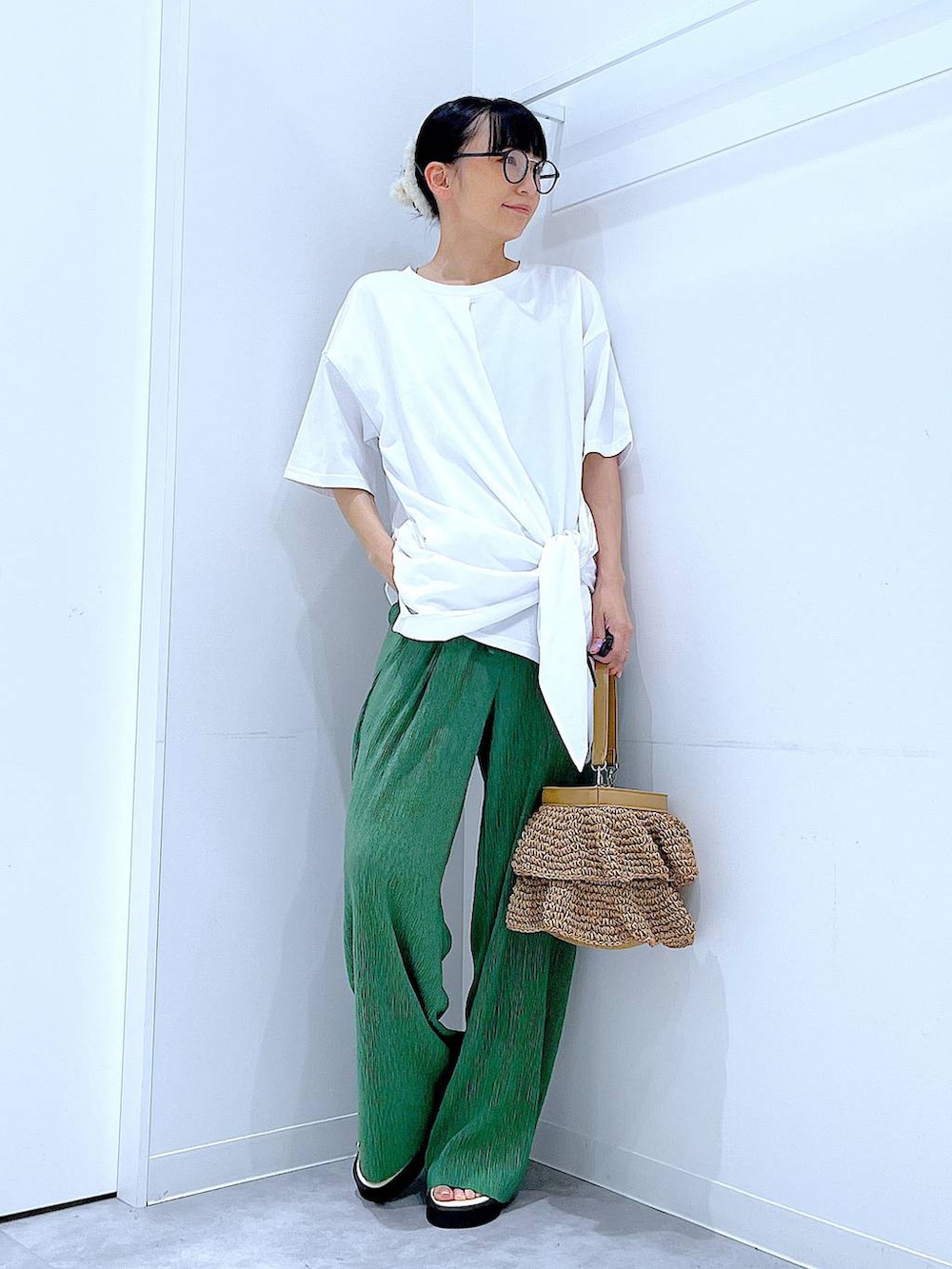 ベージュ系のショルダーバッグ、ホワイト系のサンダル、グリーン系のその他パンツを着用したレディースの夏コーディネートの2枚目の写真