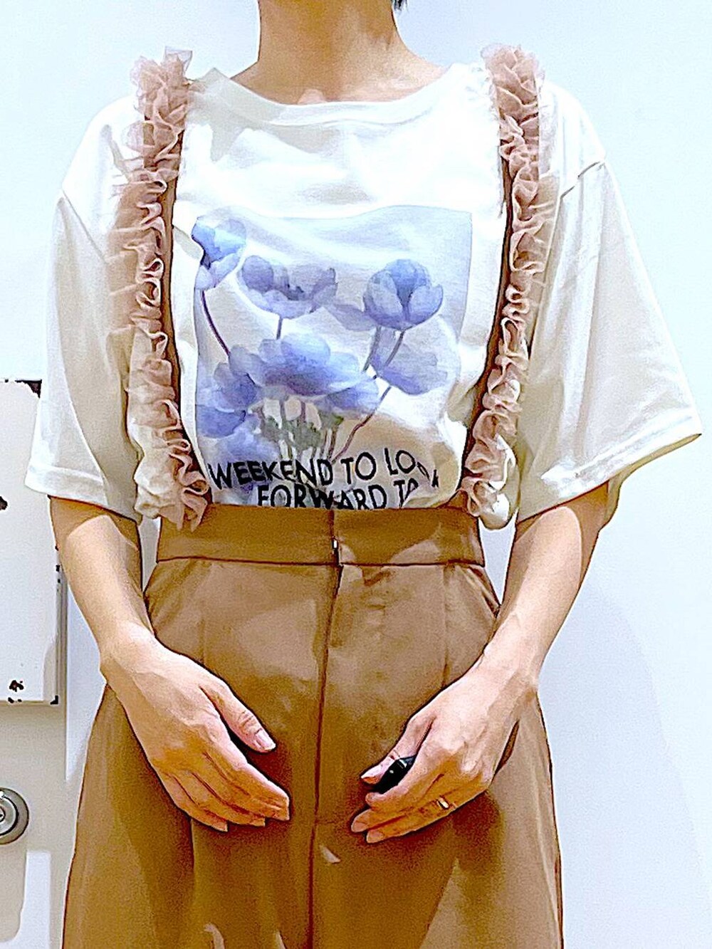 シルバー系のトートバッグ、ベージュ系のパンプス、ブラウン系のその他パンツを着用したレディースの春コーディネートの7枚目の写真