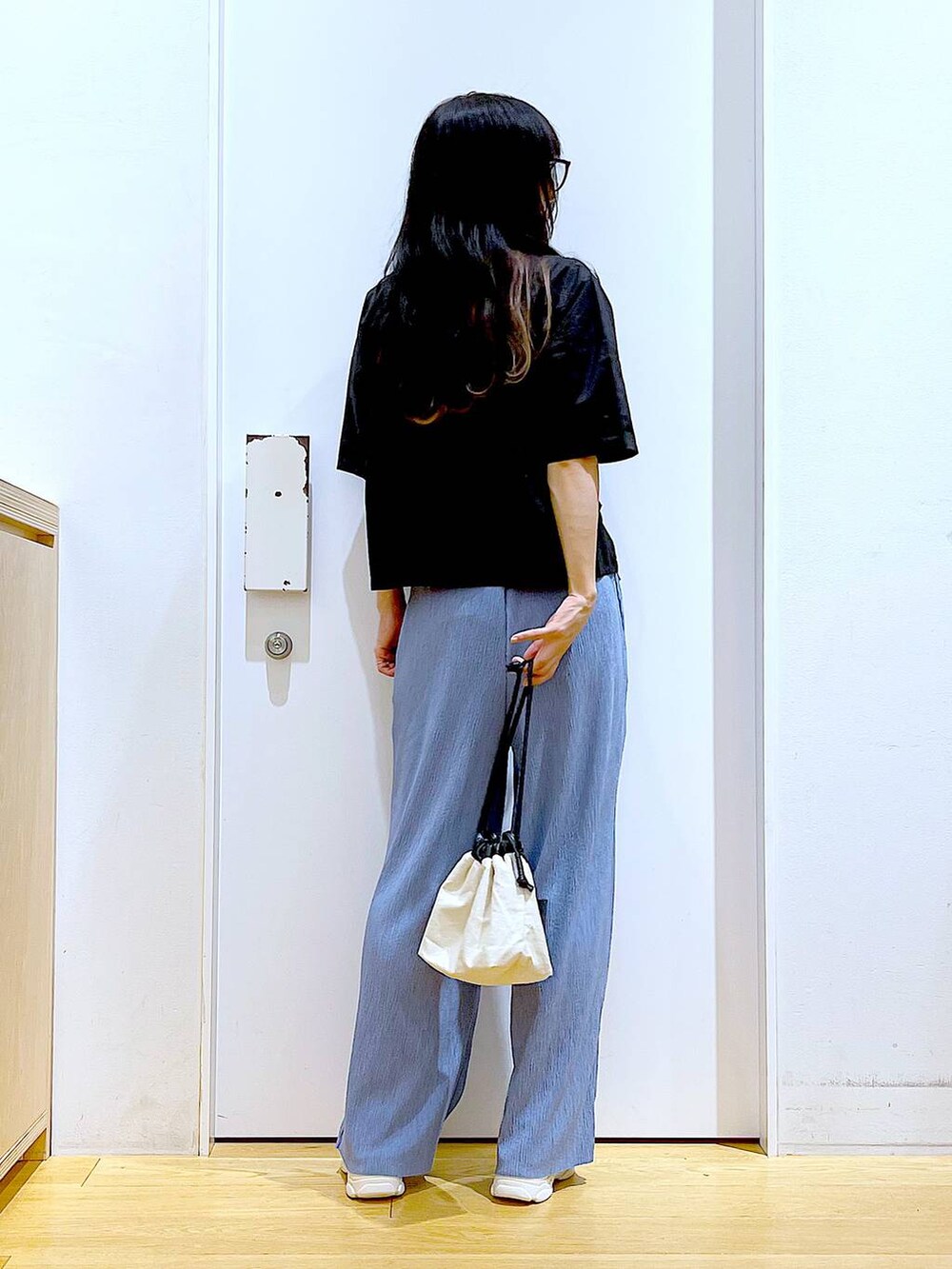 ホワイト系のショルダーバッグ、ホワイト系のサンダル、ブルー系のその他パンツを着用したレディースの春コーディネートの5枚目の写真