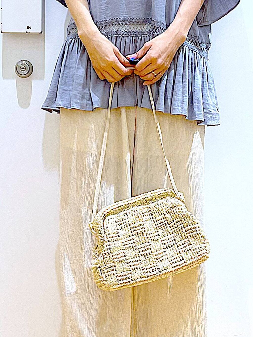 ブルー系のチュニック、その他のパンプス、ホワイト系のショルダーバッグを着用したレディースの春コーディネートの9枚目の写真