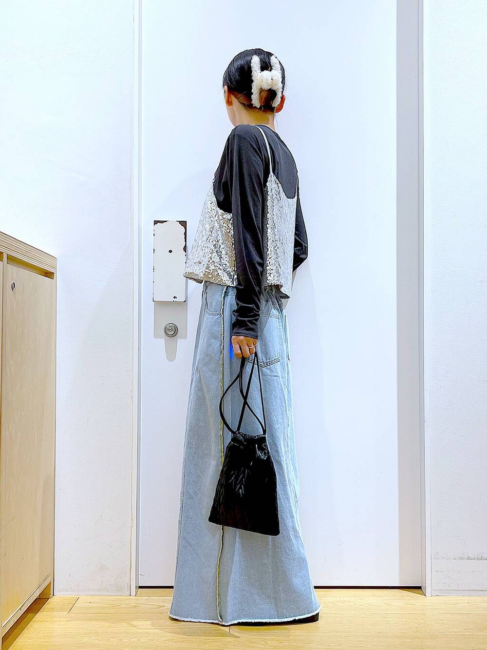 ブラック系のショルダーバッグ、ブラック系のローファー、グレー系のTシャツ/カットソーを着用したレディースの秋コーディネートの3枚目の写真