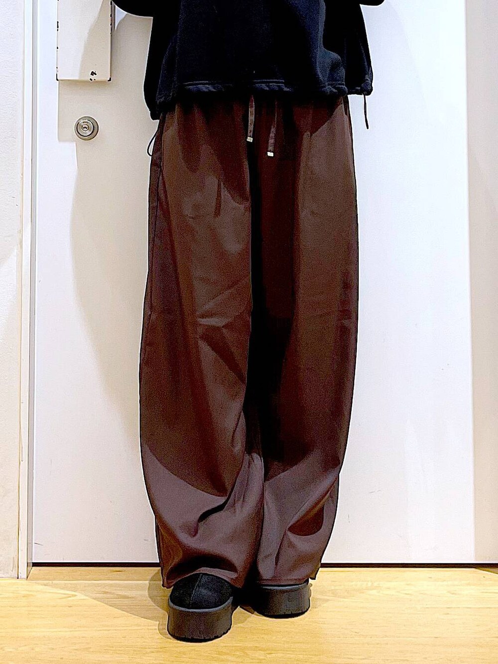 ブラック系のスリッポン、ブラウン系のその他パンツ、ホワイト系のトートバッグを着用したレディースの秋コーディネートの8枚目の写真