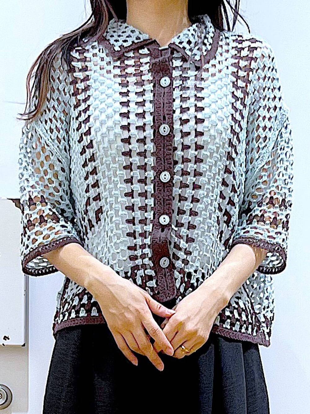 ホワイト系のショルダーバッグ、ホワイト系のサンダル、グリーン系のカーディガン/ボレロを着用したレディースの春コーディネートの7枚目の写真