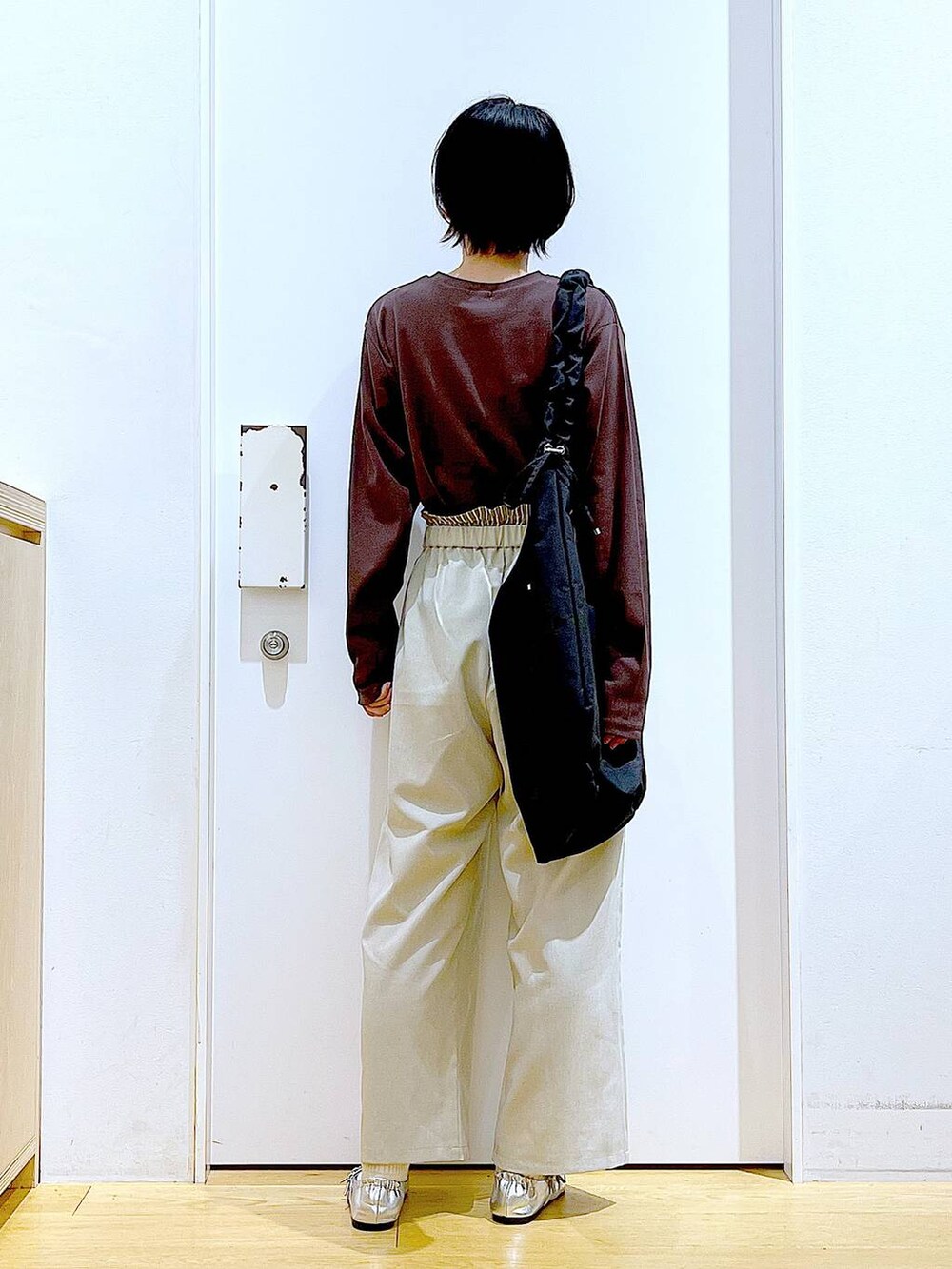 ブラック系のショルダーバッグ、シルバー系のパンプス、ベージュ系のその他パンツを着用したレディースの秋コーディネートの5枚目の写真