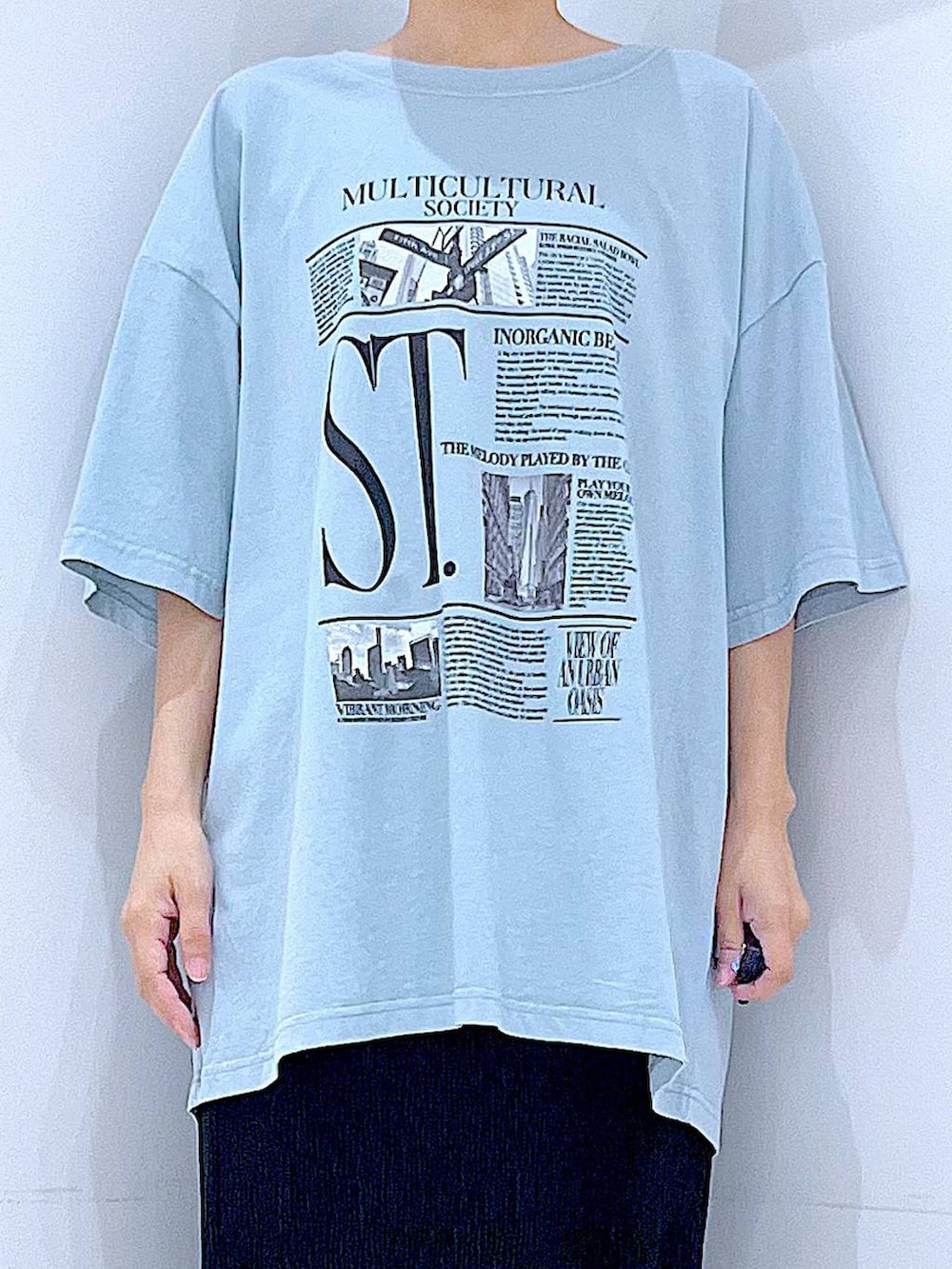 ブラック系のショルダーバッグ、ブラック系のサンダル、ブルー系のTシャツ/カットソーを着用したレディースの夏コーディネートの7枚目の写真