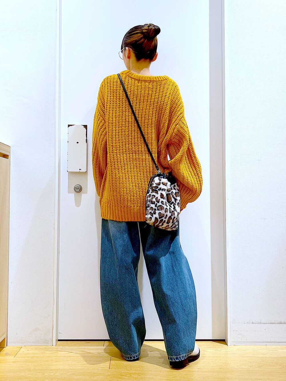 ベージュ系のブーツ、その他のショルダーバッグ、ブルー系のデニムパンツを着用したレディースの冬コーディネートの6枚目の写真