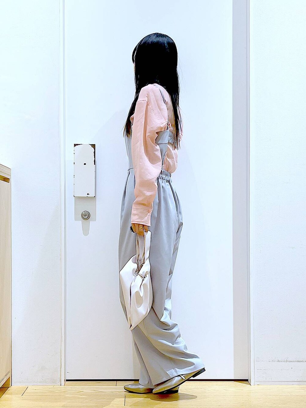 ホワイト系のショルダーバッグ、グレー系のサロペット/オーバーオール、その他のパンプスを着用したレディースの春コーディネートの2枚目の写真