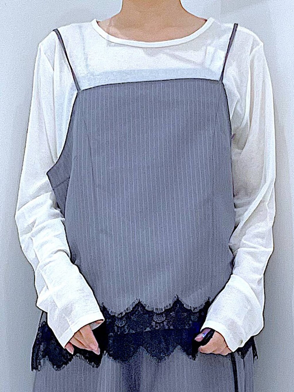 グレー系のスラックス、グレー系のキャミソール、ホワイト系のTシャツ/カットソーを着用したレディースの夏コーディネートの7枚目の写真