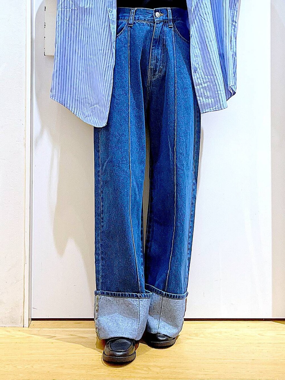 ブラック系のローファー、ブラック系のショルダーバッグ、ブルー系のシャツ/ブラウスを着用したレディースの秋コーディネートの8枚目の写真