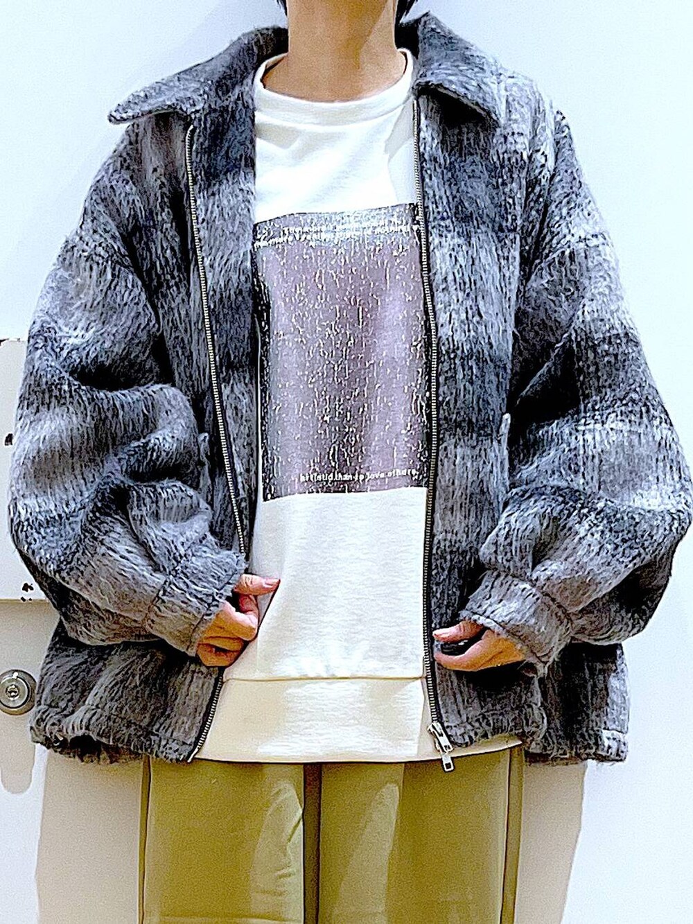 その他のブルゾン、ブラック系のブーツ、イエロー系のその他パンツを着用したレディースの冬コーディネートの7枚目の写真