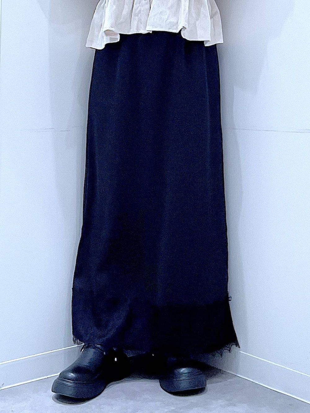 ベージュ系のシャツ/ブラウス、ブラック系のショルダーバッグ、ブラック系のスカートを着用したレディースの秋コーディネートの8枚目の写真